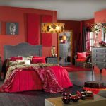 Dormitorio retro color negro envejecido, mesita de noche, cómoda y cabecero de madera a juego. Dormitorio retro color negro envejecido, mesita de noche, cómoda y cabecero de madera a juego.