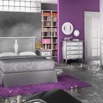 Dormitorio retro color plata y blanco envejecido, con mesita de noche, cómoda y cabecero a juego. Dormitorio retro color plata y blanco envejecido, con mesita de noche, cómoda y cabecero a juego.