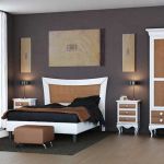 Dormitorio isabelino color blanco y miel, con armario, cómoda, mesita de noche y cabecero a juego. Dormitorio isabelino color blanco y miel, con armario, cómoda, mesita de noche y cabecero a juego.