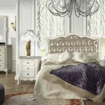Dormitorio color hueso, con mesita de noche y cómoda a juego. Cabecero tapizado en color perla. Dormitorio color hueso, con mesita de noche y cómoda a juego. Cabecero tapizado en color perla.