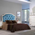 Dormitorio isabelino color beige, con mesitas de noche y cabecero con panel central azul Dormitorio isabelino color beige, con mesitas de noche y cabecero con panel central azul