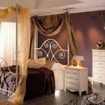 Dormitorio vintage con cama dosel y mesita de noche en color beige Dormitorio vintage con cama dosel y mesita de noche en color beige