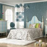 Dormitorio isabelino vintage, con cabecero y mesita de noche en líneas azules Dormitorio isabelino vintage, con cabecero y mesita de noche en líneas azules