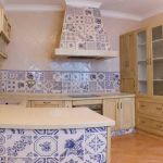 Cocina blanco envejecida. Puertas de roble. Cocina-madera_beige_envejecida_rustica_electrodomésticos_encastrados