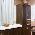 Cocina nogal oscuro. Puertas de Roble. Electrodomésticos Inox. Cocina_rustica_con_alacena_celosia_puertas_cajones_expositores_vigas