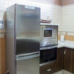 Cocina nogal oscuro. Puertas de Roble. Electrodomésticos Inox. Cocina_rustica_frigorifico_horno_microhondas_columna_cajones_vigas