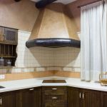 Cocina nogal oscuro. Puertas de Roble. Electrodomésticos Inox. Cocina_rustica_platero_campana_puertas_cajones