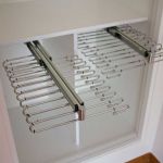 Detalle de dos pantaloneros extraibles montados divididos en un hueco de armario. Interior_armario_Detalle-2-pantaloneras