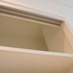 Detalle de aprovechamiento de la altura total de la habitación en los altillos. Interior_armario_altillo_hasta_techo