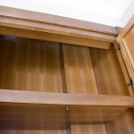 Detalle de aprovechamiento de la altura total de la habitación en los altillos. Interior_armario_altillo_interior_hasta_techo