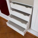 Detalle de cajonera de cuatro cajones con guías metálicas abiertos. Interior_armario_cajonera-4-cajones-abierta