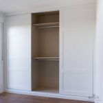 Interior de armario empotrado compuesto por doble barra. Altillo independiente. Interior_armario_dos_barras_altillo