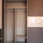 Interior de armario compuesto por doble barra para colgar ropa de diferentes largos y baldas para doblar. Altillo con doble altura. Interior_armario_ropa_larga_doble_altillo