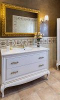 D12 - Mueble de baño isabelino de 120. Color blanco blanco envejecido con filos oro. Espejo modelo marquetería dorado viejo. Vitrina alta compañera. Mueble-bano-isabelino-blanco-oro