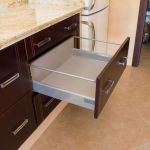 Detalle cajón cacerolero abierto. Cocina nogal oscuro. Puertas de roble. cajon_cocina_cacerolero_abierto_madera