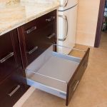 Detalle cajón cacerolero abierto. Cocina nogal oscuro. Puertas de roble. cajon_cocina_cacerolero_abierto_madera_freno