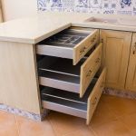 Detalle cajones abiertos. Cocina blanco envejecida. Puertas de roble. cajonera-abierta_cocina_cajones_frenos_cubertero