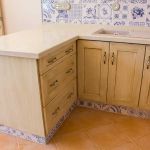 Detalle cajones. Cocina blanco envejecida. Puertas de roble. cajonera-cerrada_cocina