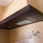 Detalle extractor en campana. Cocina nogal oscuro. Puertas de roble. campana_cocina_extractor_focos_alogenos_palo_madera