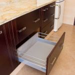 Detalle cajón cacerolero abierto. Cocina nogal oscuro. Puertas de roble. cocina_cajon_cacerolero_abierto_madera