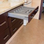 Detalle cajón cubertero abierto. Cocina nogal oscuro. Puertas de roble. cocina_cajon_cubertero_abierto_madera