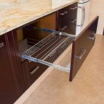 Detalle cajón platero abierto. Cocina nogal oscuro. Puertas de roble. cocina_cajones_platero_abierto