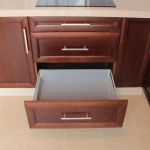 Detalle cajón cacerolero abierto. Cocina color nogal. Puertas de roble. Electrodomésticos Inox. cocina_madera_cajon_freno_cacerolero_abierto