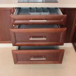 Detalle cajones abiertos. Cocina color nogal. Puertas de roble. Electrodomésticos Inox. cocina_madera_cajonera_caceroleros_cuberteros_abierto