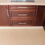 Detalle cajones. Cocina color nogal. Puertas de roble. Electrodomésticos Inox. cocina_madera_cajonera_cerrada