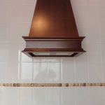 Detalle campana decorativa. Cocina color nogal. Puertas de roble. Electrodomésticos Inox. cocina_madera_campana_extractor_cajonera