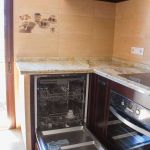 Detalle lavavajillas integrable abierto. Cocina nogal oscuro. Puertas de roble. cocina_madera_lavavajillas_integrable_abierto