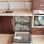 Detalle lavavajillas integrable abierto. Cocina color nogal. Puertas de roble. Electrodomésticos Inox. cocina_madera_lavavajillas_integrable_abierto_columna