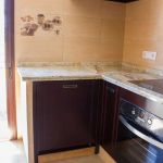 Detalle lavavajillas integrable. Cocina nogal oscuro. Puertas de roble. cocina_madera_lavavajillas_integrable_cerrado