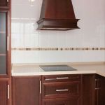 Cocina color nogal. Puertas de roble. Electrodomésticos Inox. cocina_madera_puertas_campana_extractor