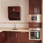 Cocina color nogal. Puertas de roble. Electrodomésticos Inox. cocina_madera_puertas_columna_platero