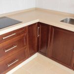 Detalle mueble rincón. Cocina color nogal. Puertas de roble. Electrodomésticos Inox. cocina_madera_puertas_rincon_cerradas