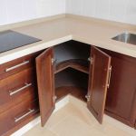 Detalle mueble rincón abierto. Cocina color nogal. Puertas de roble. Electrodomésticos Inox. cocina_madera_rincon_abierto