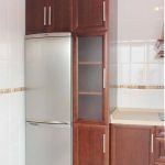 Cocina color nogal. Puertas de roble. Electrodomésticos Inox. cocina_nevera_campana_cajonera_puertas