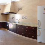 Cocina nogal oscuro. Puertas de roble. cocina_puertas_madera_lavavajillas_campana_cajones_nevera