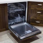 Detalle de lavavajillas integrable. Cocina nogal oscuro. Puertas de Roble. Electrodomésticos Inox. cocina_rustica_cajones_campana_lavavajillas_integrado_puertas