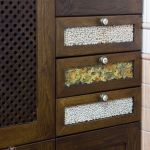 Detalle cajones decorativos. Cocina nogal oscuro. Puertas de Roble. Electrodomésticos Inox. cocina_rustica_celosia_cajones_expositores_garbanzos_pasta