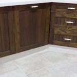 Detalle lavavajillas integrable. Cocina nogal oscuro. Puertas de Roble. Electrodomésticos Inox. cocina_rustica_lavavajillas_cajones_placa