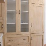 Detalle frigo integrable. Cocina blanco envejecida. Puertas de roble. frigorifico_encastrado_cocina_puerta_madera