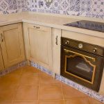 Detalle lavavajillas integrable y especiero. Cocina blanco envejecida. Puertas de roble. lavaplatos-y-especiero-cerrado_cocina_madera_beige_envejecida