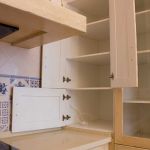 Cocina blanco envejecida. Puertas de roble. microhondas-abierto_panera_cocina_beige_madera