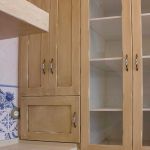 Cocina blanco envejecida. Puertas de roble. panera-y-microhondas-cerrado_cocina_madera_beige