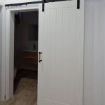 Puerta corredera de madera con guías metálicas Puerta corredera de madera con guías metálicas