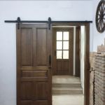 Puerta corredera de madera con guías metálicas Puerta corredera de madera con guías metálicas