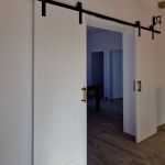 Puerta corredera de madera con guías metálicas Puerta corredera de madera con guías metálicas