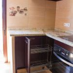 Detalle especiero abierto. Cocina nogal oscuro. Puertas de roble. puerta_cocina_madera_especiero_abierto